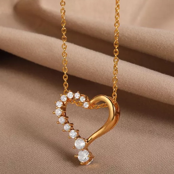 💛Romantic CZ Heart Necklace - Picture 2 of 5